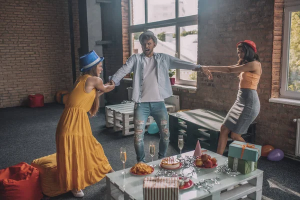 Três amigos brincando na festa em casa — Fotografia de Stock