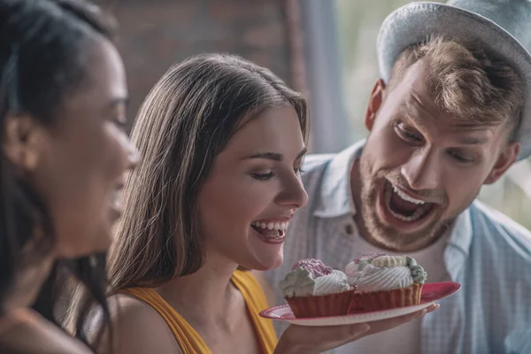 Izgatott nő kezében egy tányér süteményt — Stock Fotó