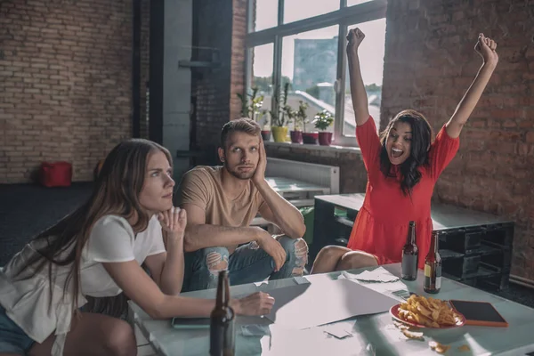 Mujer emocionada disfrutando de ganar en un juego de mesa — Foto de Stock