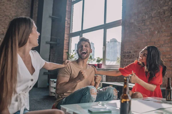 Емоційний чоловік насолоджується грою на дошці з друзями — стокове фото
