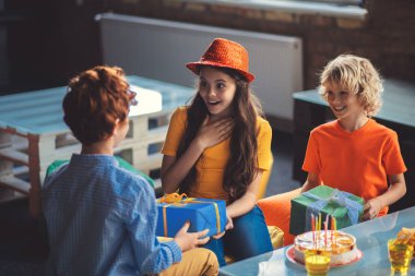 Güzel bir kız hediye alırken şaşırır.