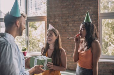 Bir adam arkadaşlarından doğum günü hediyesi alıyor.