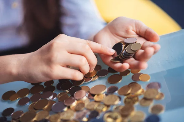 Primer plano imagen de las niñas manos contando monedas —  Fotos de Stock