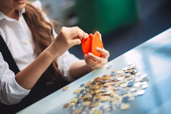 Primer plano de una chica contando su dinero — Foto de Stock