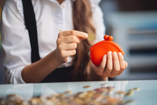 Close up picture of a girl counting her savings — Stock Photo, Image