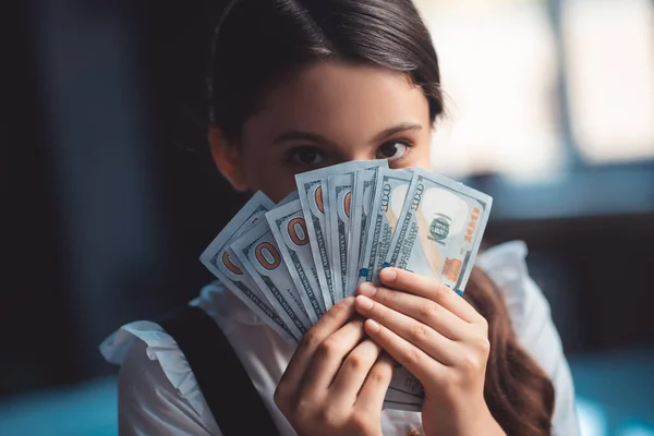 Flicka hålla dollar och stänga ansiktet — Stockfoto