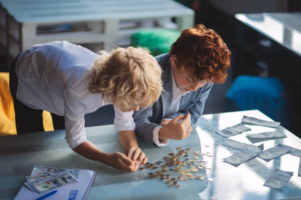 Twee jongens tellen geld en kijken betrokken — Stockfoto