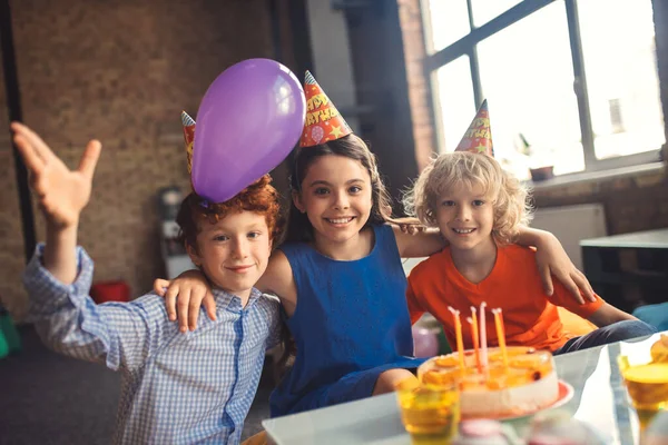 Drei Kinder feiern Geburtstag und fühlen sich wohl — Stockfoto