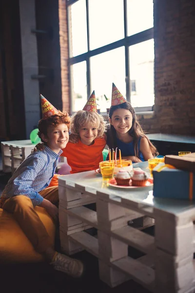 3人の子供が誕生日を祝い、喜んで感じる — ストック写真
