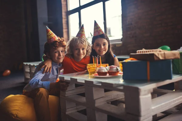 Tři děti oslavující den a radující se — Stock fotografie