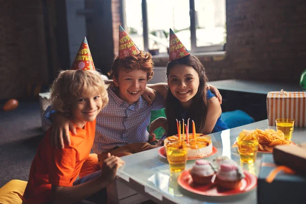 Üç çocuk doğum gününü kutluyor ve harika hissediyorlar. — Stok fotoğraf