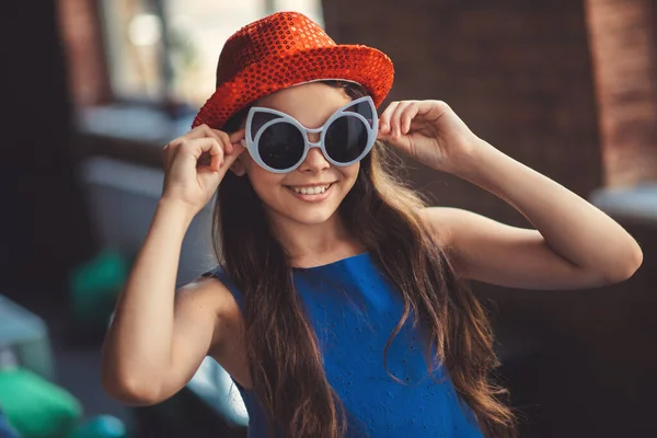 Mooi donkerharig meisje met een bril die er gelukkig uitziet. — Stockfoto