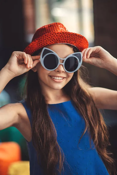 Bella ragazza in occhiali in posa per la foto — Foto Stock