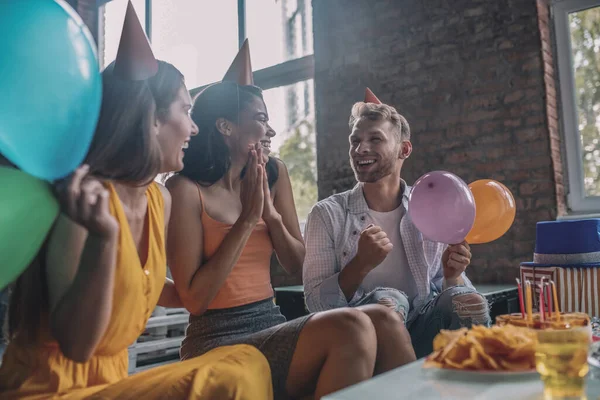 Felices amigos riendo mientras hacen una fiesta de cumpleaños —  Fotos de Stock