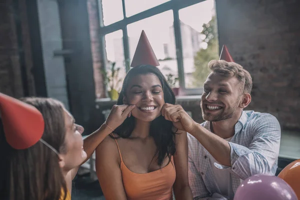 Amigos saludando a una mujer durante la fiesta de cumpleaños —  Fotos de Stock