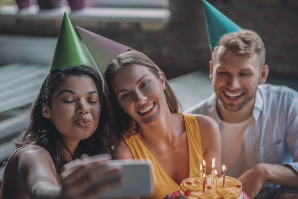 Przyjaciele robią sobie selfie na przyjęciu urodzinowym — Zdjęcie stockowe