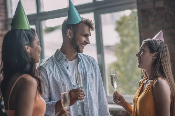 Arkadaşlar doğum günü adamına kadeh kaldırıyor.