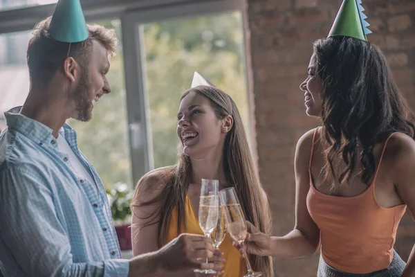 Amis griller avec leurs lunettes à la fête d'anniversaire — Photo