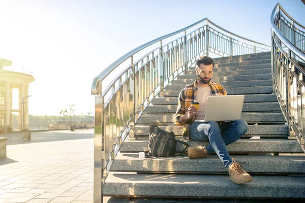 Mann mit Kaffee und Laptop auf Stadttreppe — Stockfoto