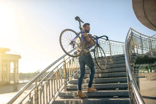 Homme à vélo sur le pont de la ville — Photo