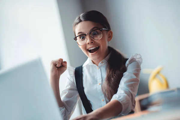 Schattig brunette meisje in bril gevoel gelukkig — Stockfoto