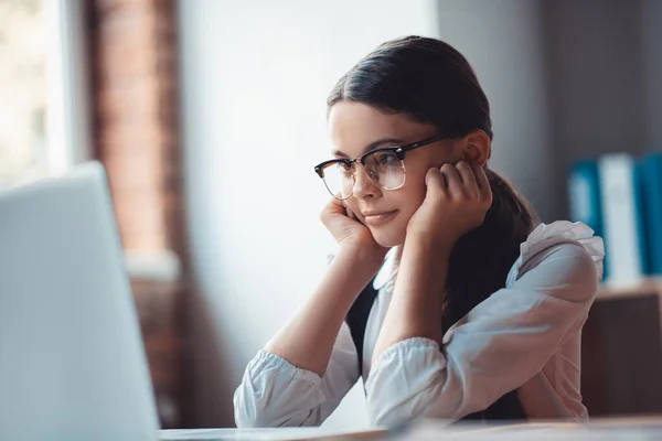 Verrast brunette meisje in bril op zoek aandachtig — Stockfoto