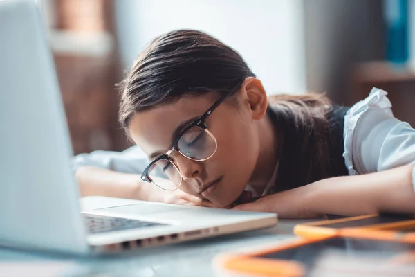 Surprise fille brune dans les lunettes de sieste à l'ordinateur portable — Photo