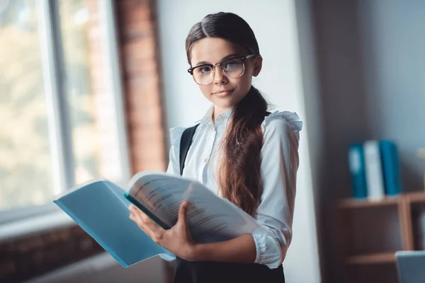 Brunette meisje in bril met een rapport — Stockfoto