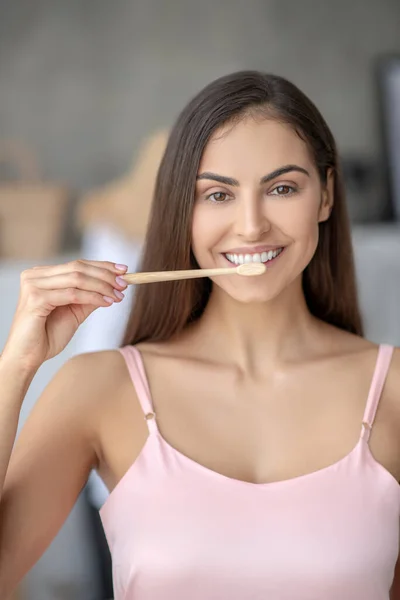 Hermosa mujer cepillándose los dientes por la mañana — Foto de Stock