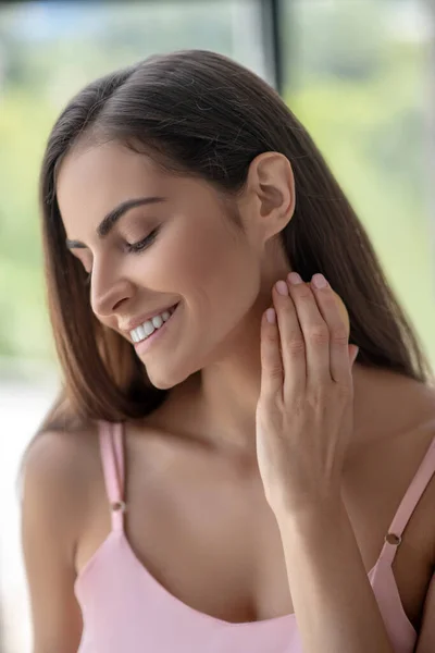 Pretty woman rubbing her neck with a sponge — Stock Photo, Image