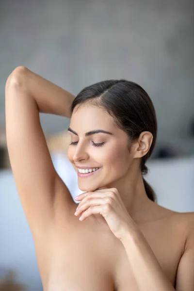 Sorrindo mulher mostrando sua coxa raspada — Fotografia de Stock