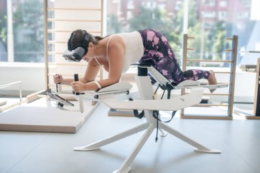 Kadın VR simülatörüyle oynamaktan hoşlanıyor