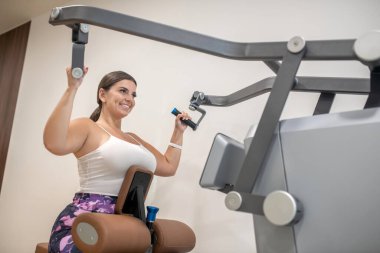 Kadın simülatörle ellerini geliştiriyor.