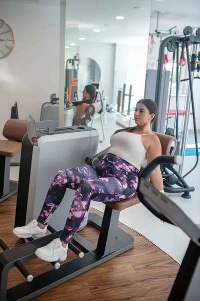 Mulher fazendo exercícios para melhorar sua força — Fotografia de Stock