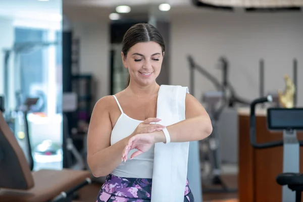 Mujer haciendo un seguimiento de sus ejercicios cotidianos — Foto de Stock