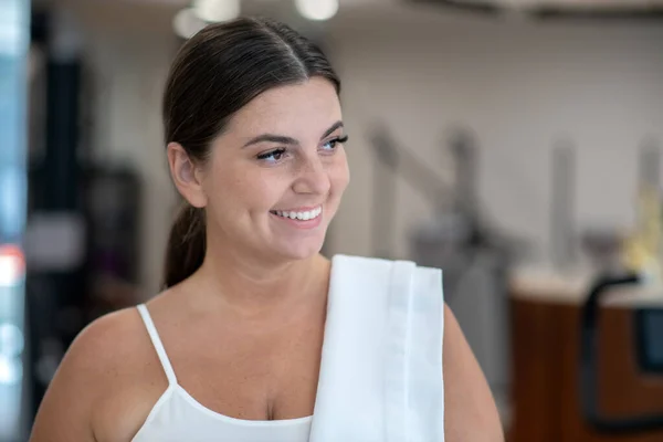 トレーニング後にタオルを持っているスポーツ女性の笑顔 — ストック写真