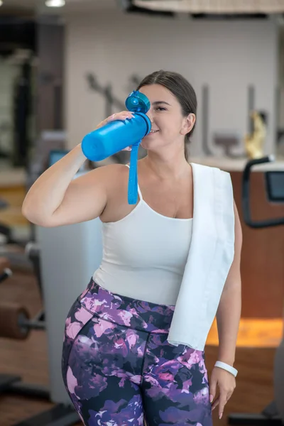 Женщина пьет много воды после тренировки — стоковое фото