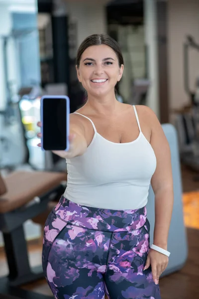 Vrouw met behulp van een telefoon app voor alledaagse oefeningen — Stockfoto