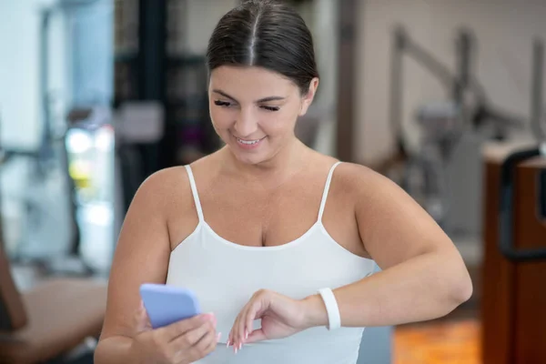 Mujer de seguimiento de calorías utilizando una nueva aplicación móvil — Foto de Stock