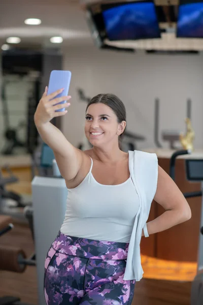 Mujer haciendo selfie después de hacer ejercicios en un gimnasio — Foto de Stock