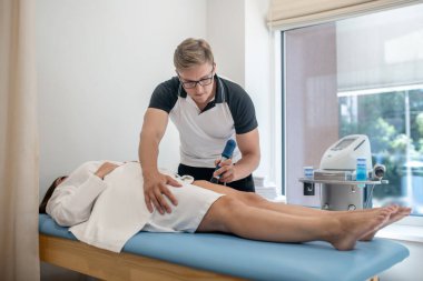 Doktor bir kadına ultrason testi yapıyor.