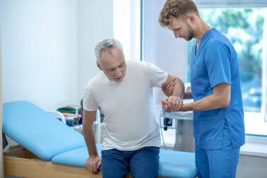 Yaşlı, kır saçlı adam ve yardımsever doktor..