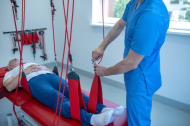 Yaşlı bir hasta kanepede uzanıyor.