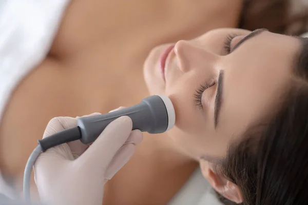 Mujer acostada durante los procedimientos de belleza profesional —  Fotos de Stock