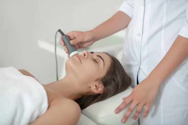 Cosmetologue travaillant avec un client dans un salon de beauté — Photo