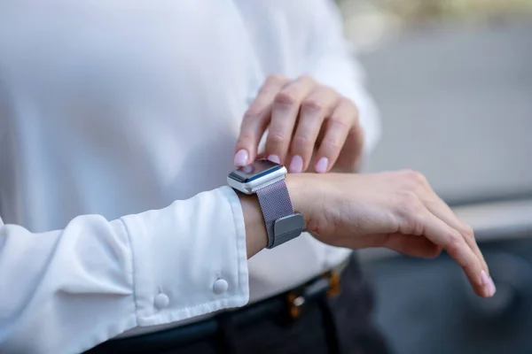 Imagen de cerca de una mujer tocando un reloj inteligente — Foto de Stock