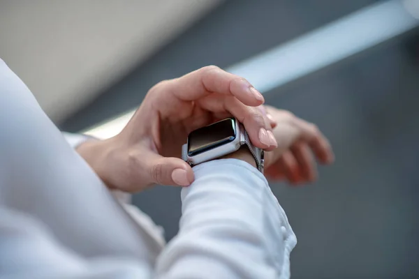 Close-up afbeelding van een vrouw handen aanraken van een smartwatch — Stockfoto