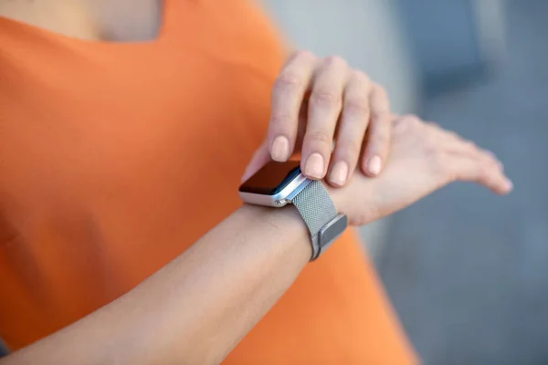 Close-up foto van een vrouw handen en een smartwatch — Stockfoto