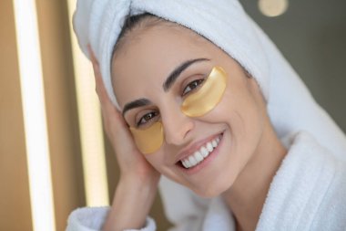 Göz bantlı güzel kızın vesikalığı.