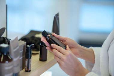 Kadınların elinde serum şişesi var.